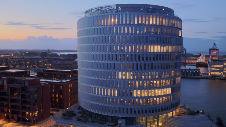 Vista aerea da drone dell'edificio per uffici Nordo illuminato di sera a Copenaghen, drone