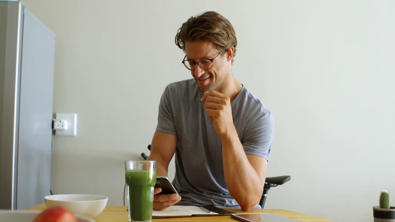 거실 4k에서 휴대 전화를 사용하는 남자