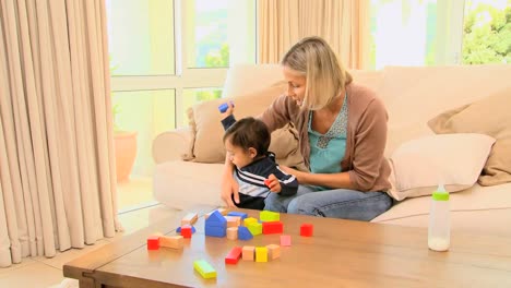pequeño bebé jugando con bloques