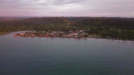 vista aérea de una ciudad costera al atardecer