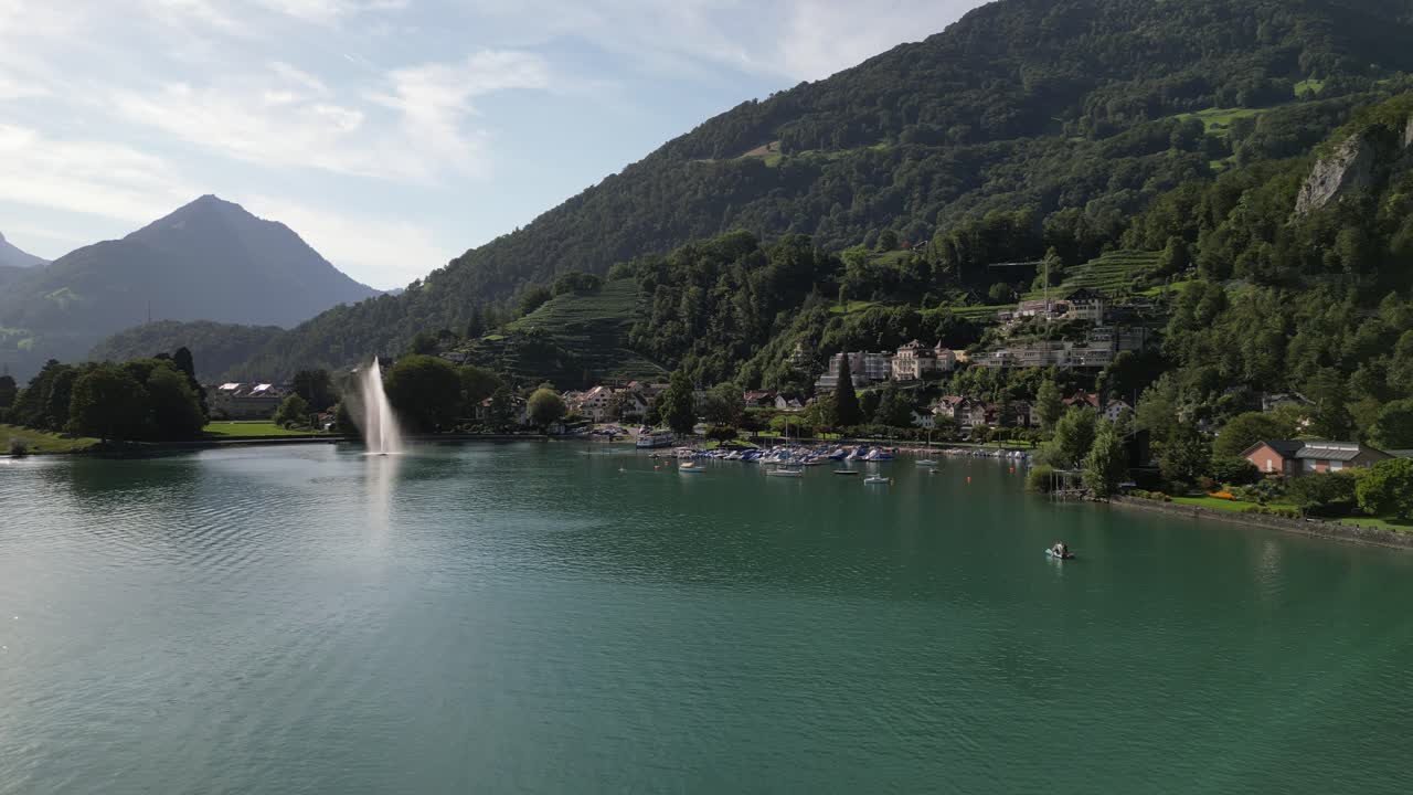 드론이 작은 스위스 산 마을을 향해 날아가고 있습니다.