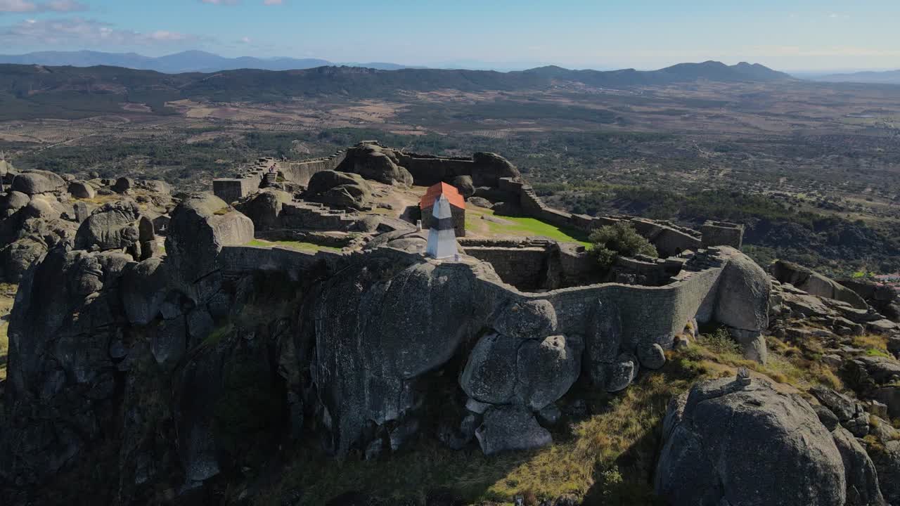 vista 360 del castillo de monsanto y su entorno rocoso