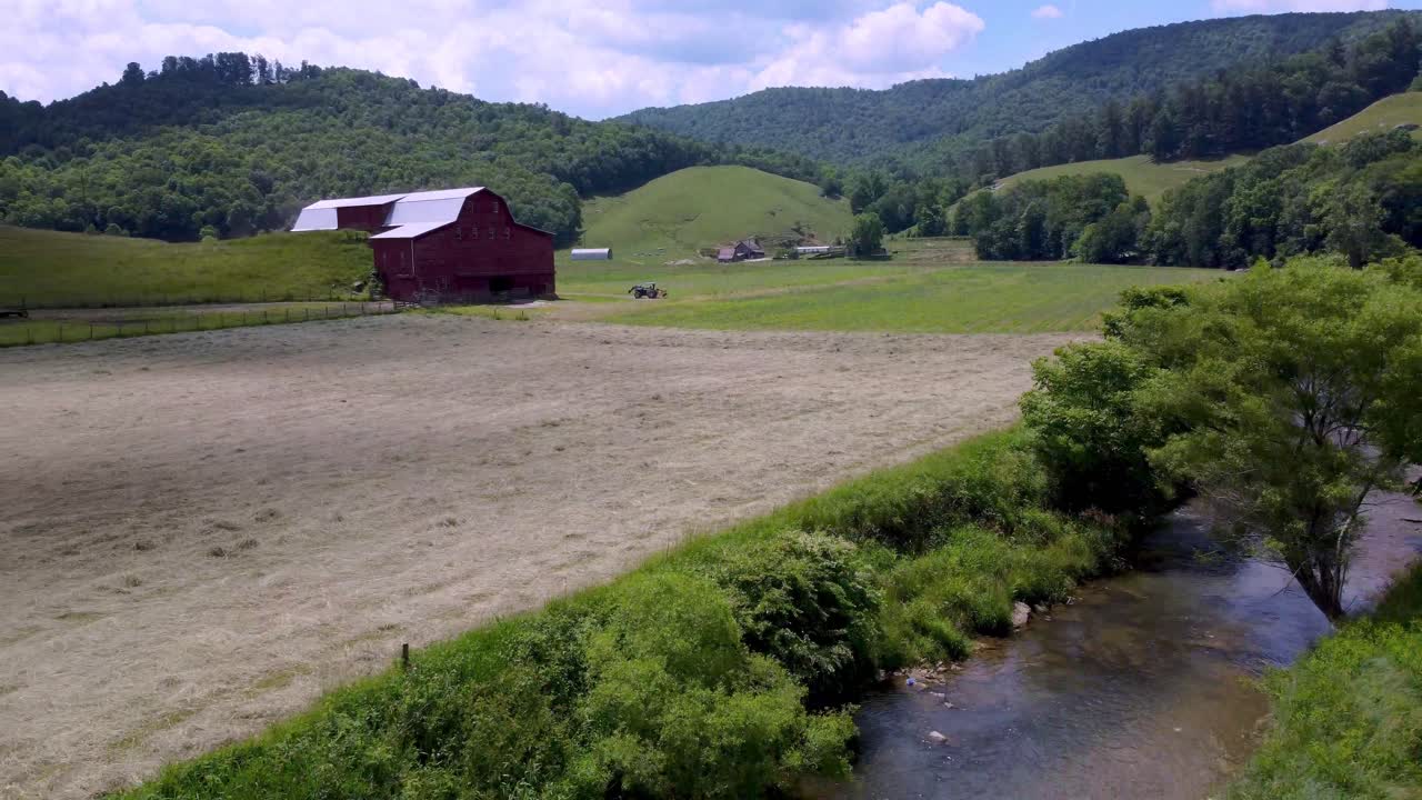 extracción rápida aérea sobre el río watauga en el momento de la cosecha en sugar grove nc, carolina del norte cerca de boone y roca soplante