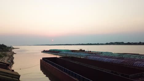 puesta de sol en el puerto abandonado paraguayo. rio paraguayo