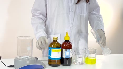 demostrando la reacción química con yodo y vitamina c
