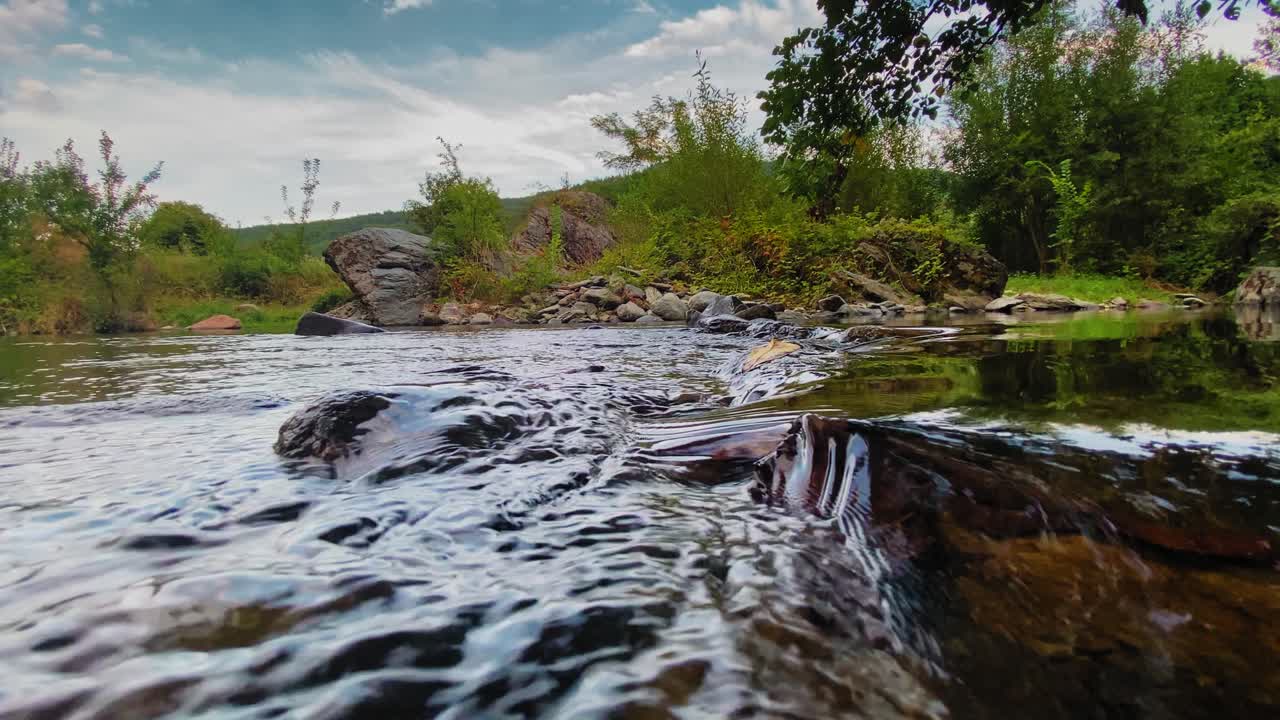 wunderschöner fluss an einem sonnigen tag bei sonnenuntergang ohne klares wasser