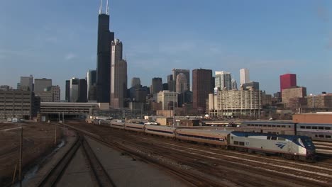 un tren de pasajeros se dirige al centro de chicago