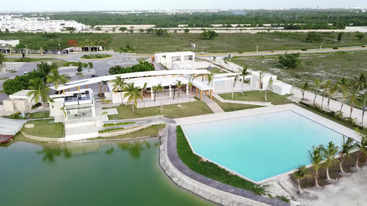vista panorámica de un avión no tripulado de un complejo vacacional urbano en la república dominicana, punta cana