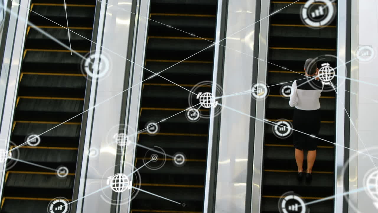 red de iconos digitales contra mujer de negocios hablando en teléfono inteligente en la escalera mecánica en la oficina