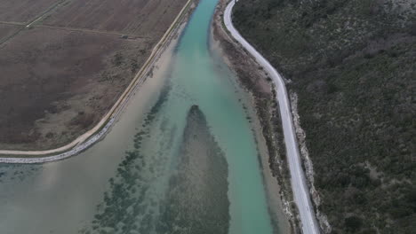 hermoso drone aéreo 4k río rasa aguas poco profundas trget, croacia