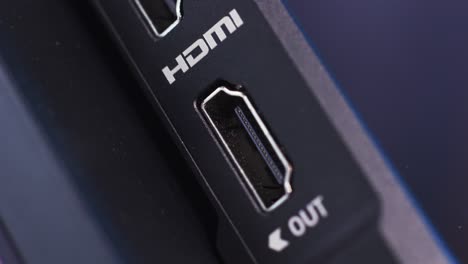 primer plano de los puertos hdmi en un dispositivo