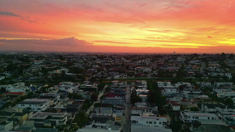 Amanecer-Sobre-La-Comunidad-Urbana-De-Manhattan-Con-Luz-Solar-Naranja-En-El-Cielo