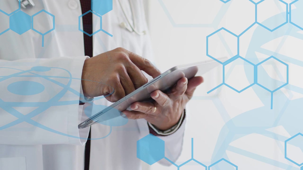 Medico anziano che tocca il tablet, scorrendo e rivedendo dati medici mentre esagoni blu si animano.