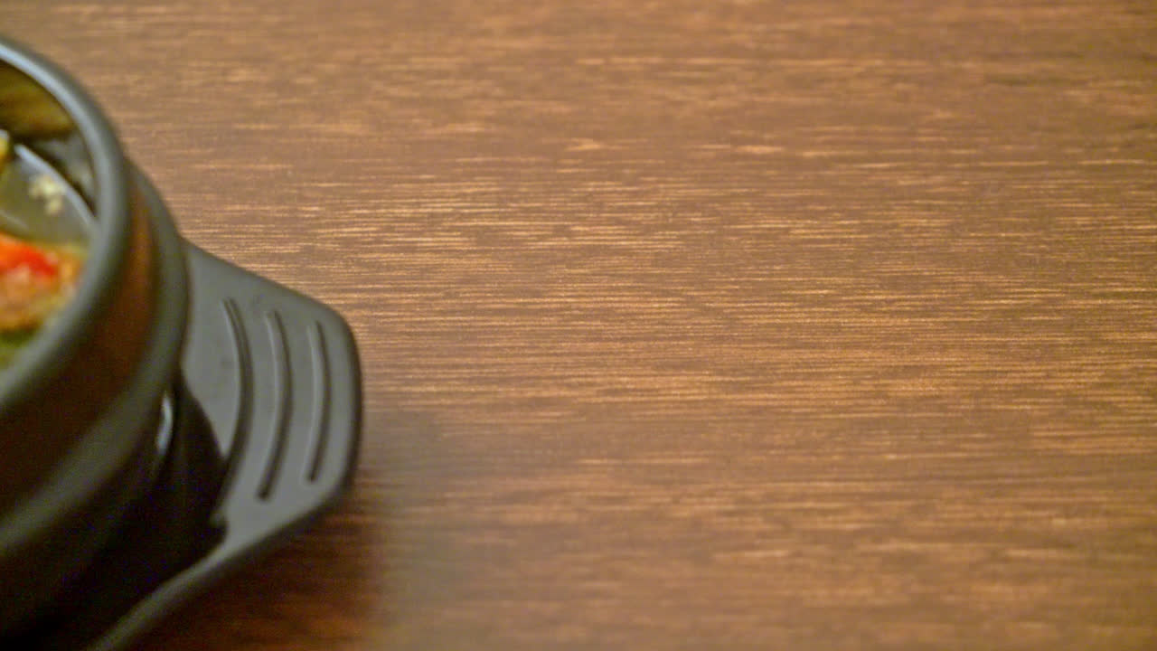 sopa agria hecha de pasta de tamarindo con gambas y tortilla de verduras - estilo de comida asiática