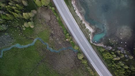 空中上下公路和藍色溪流