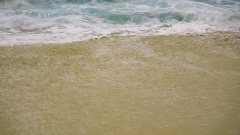 Beautiful-reveal-of-rolling-waves-on-Kelingking-beach-as-tide-comes-in