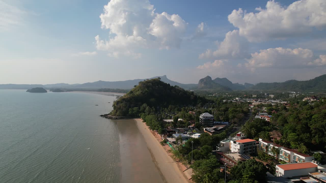 drone aéreo de la playa de ao nang en krabi tailandia con vistas a hoteles y una pequeña ciudad durante un día soleado de verano