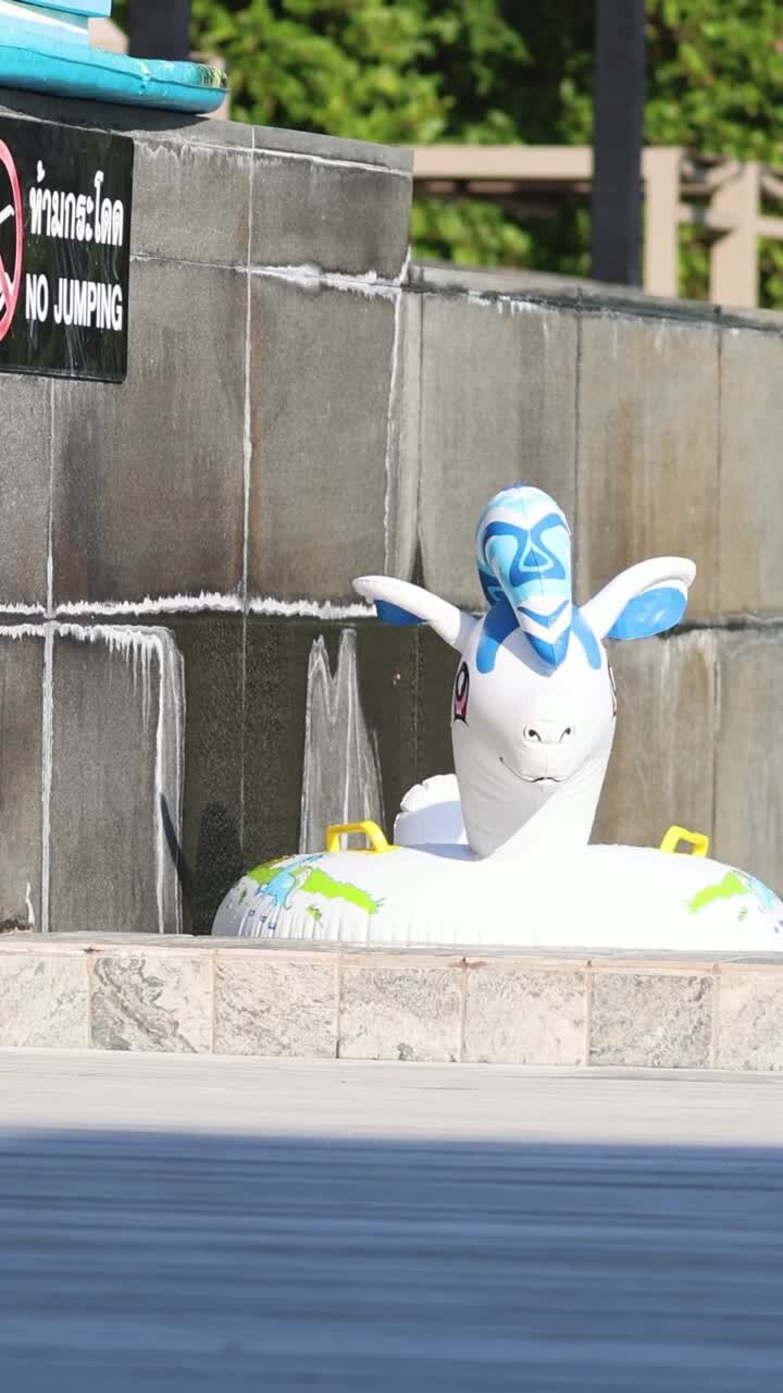 Ciambella di gomma che galleggia e si muove in una piscina