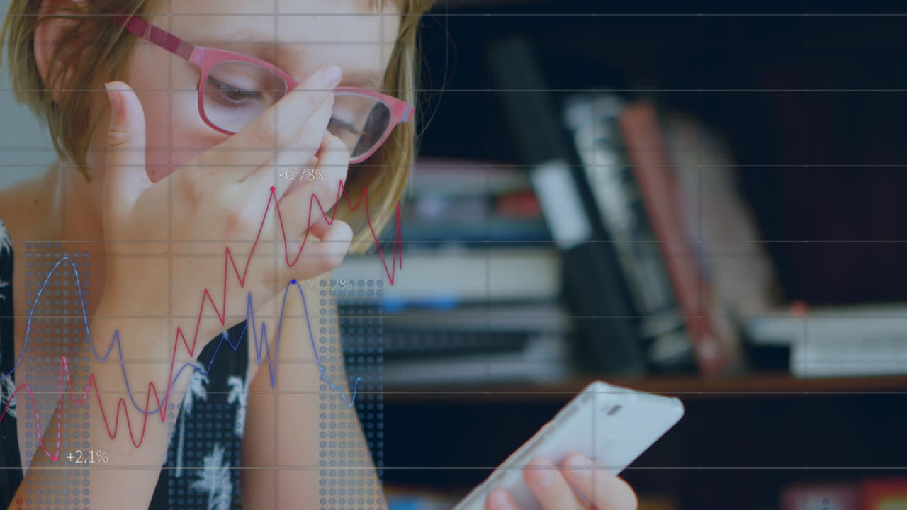animación de gráficos financieros y datos sobre chicas caucásicas que usan teléfonos inteligentes