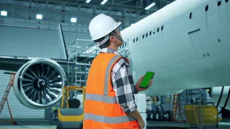 técnico de mantenimiento de aeronaves en el hangar