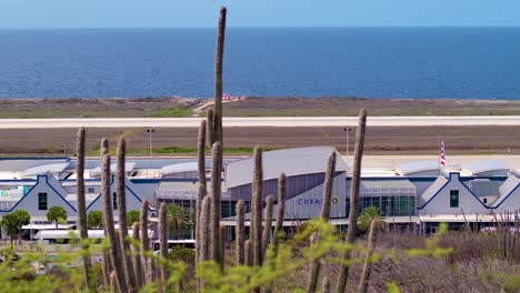 Avión-Jetblue-Despegando-Del-Aeropuerto-Hato-Con-Base-En-El-Caribe,-En-Willemstad-Curacao