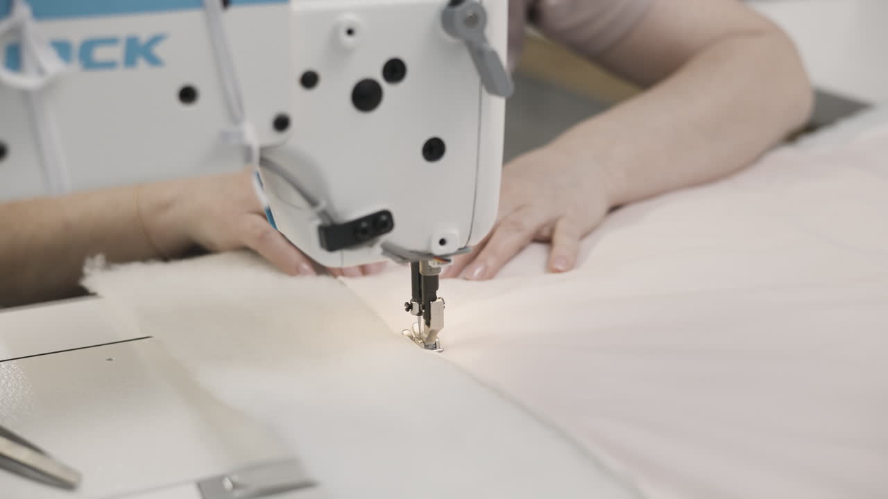 mujer usando máquina de coser