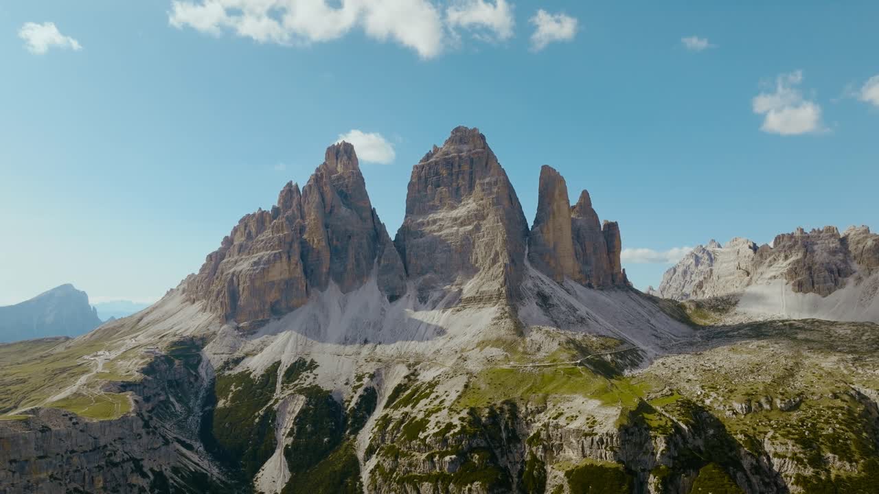 Ripresa aerea con drone delle maestose Tre Cime di Lavaredo nelle Dolomiti, Italia, 4k