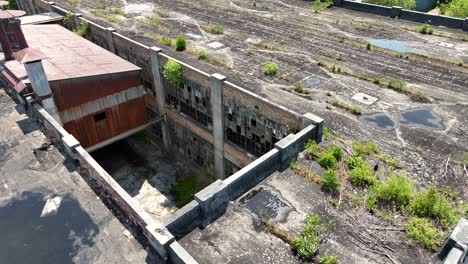 Architektonische-Anomalie-Einer-Kreuzung-Zwischen-Gebäudeteilen-In-Einer-Verlassenen-Fabrik