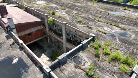 anomalía arquitectónica de una intersección entre secciones de edificios en una fábrica abandonada