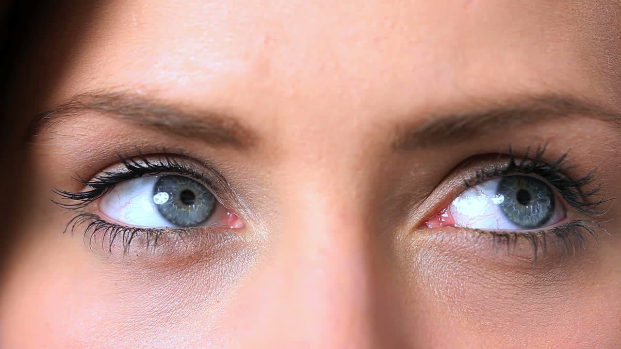 위를 쳐다보는 여자