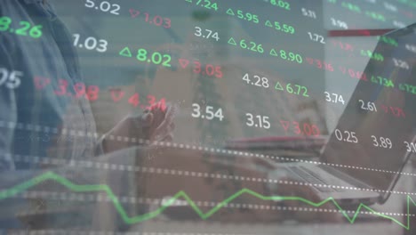 animación del procesamiento de datos del mercado de valores sobre la sección media de una mujer que usa un teléfono inteligente y una computadora portátil
