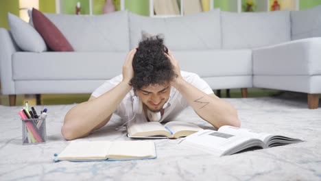 estudiante masculino aburrido de mirar los libros de texto.