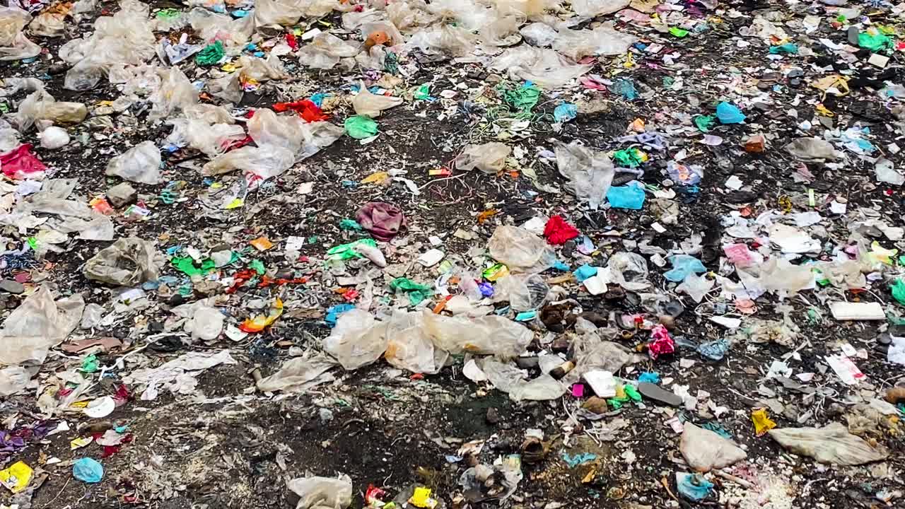 los desechos plásticos no reciclables son un vertedero de suelo contaminado en el sureste asiático.