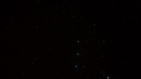 lapso de tiempo de noche oscura de la estrella luminosa naranja betelgeuse y el cazador, constelación de orión