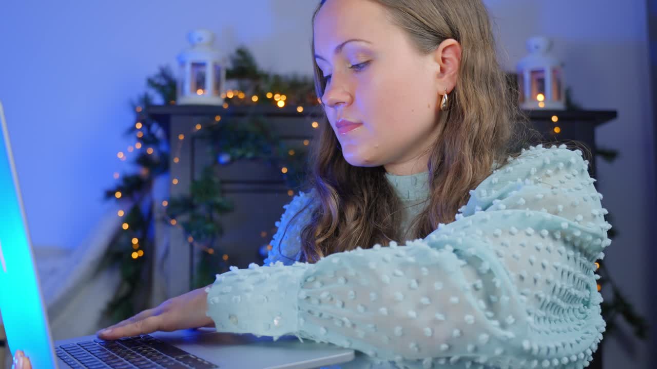 장식 된 집 에서 크리스마스 선물 을 위해 인터넷 을 서핑 하는 갈색 여자