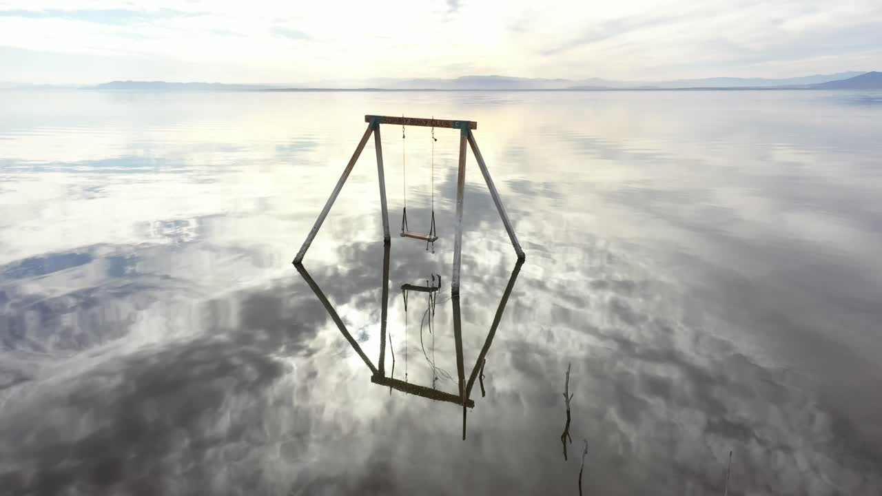 최면에 걸린 것 같은 으스스한 은빛 그네