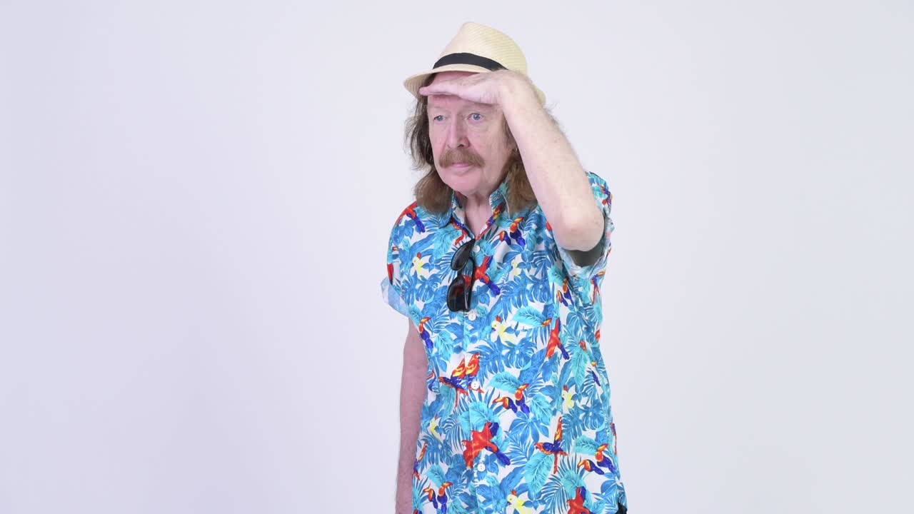 수염 을 가진 고령 관광객 이 휴가 를 준비 하고 있다