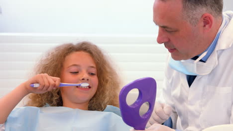 el dentista explica cómo cepillarse