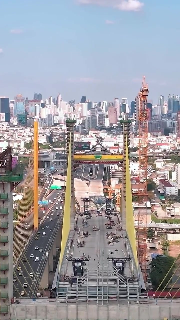 Costruzione di un ponte sul fiume a Bangkok, Thailandia, visto dall'alto