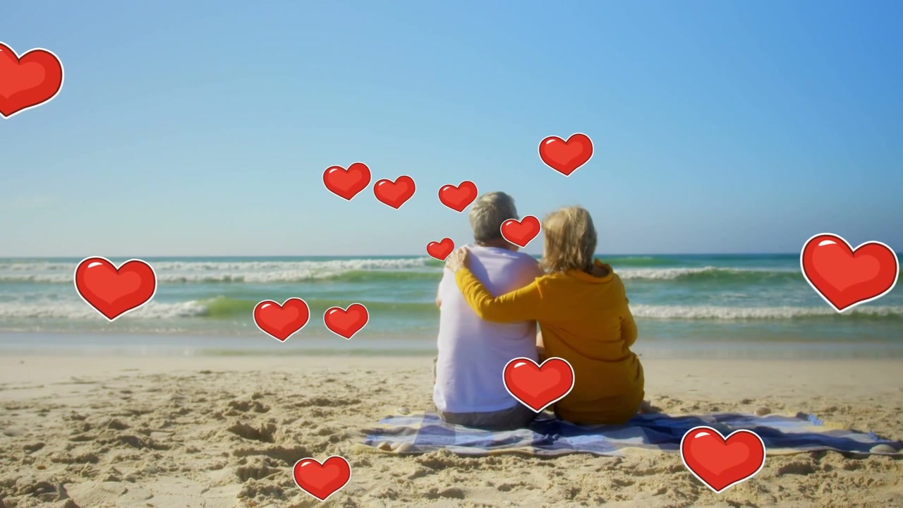 Anziani seduti su un asciugamano di fronte al mare, una donna si avvicina e abbraccia un uomo, con cuori sovrapposti alla coppia innamorata. Annuncio.
