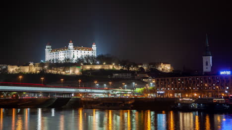 el paisaje del río de la noche de bratislava y el castillo