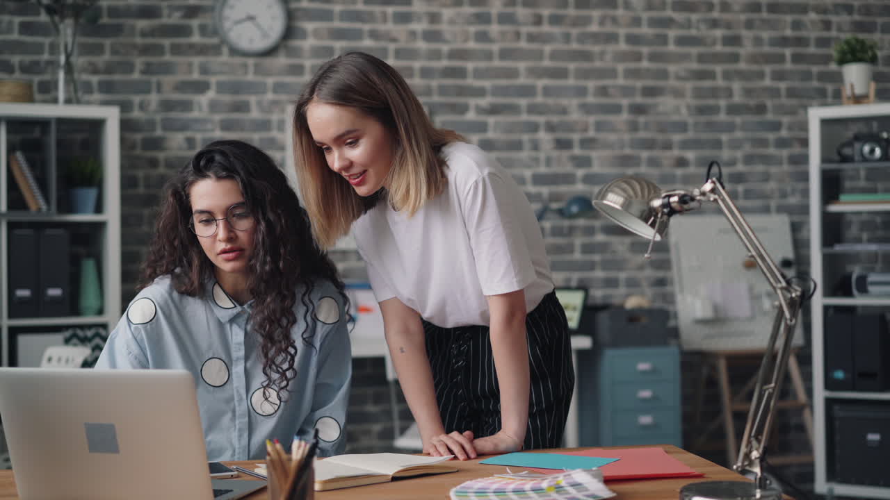 dos mujeres colaborando en un proyecto