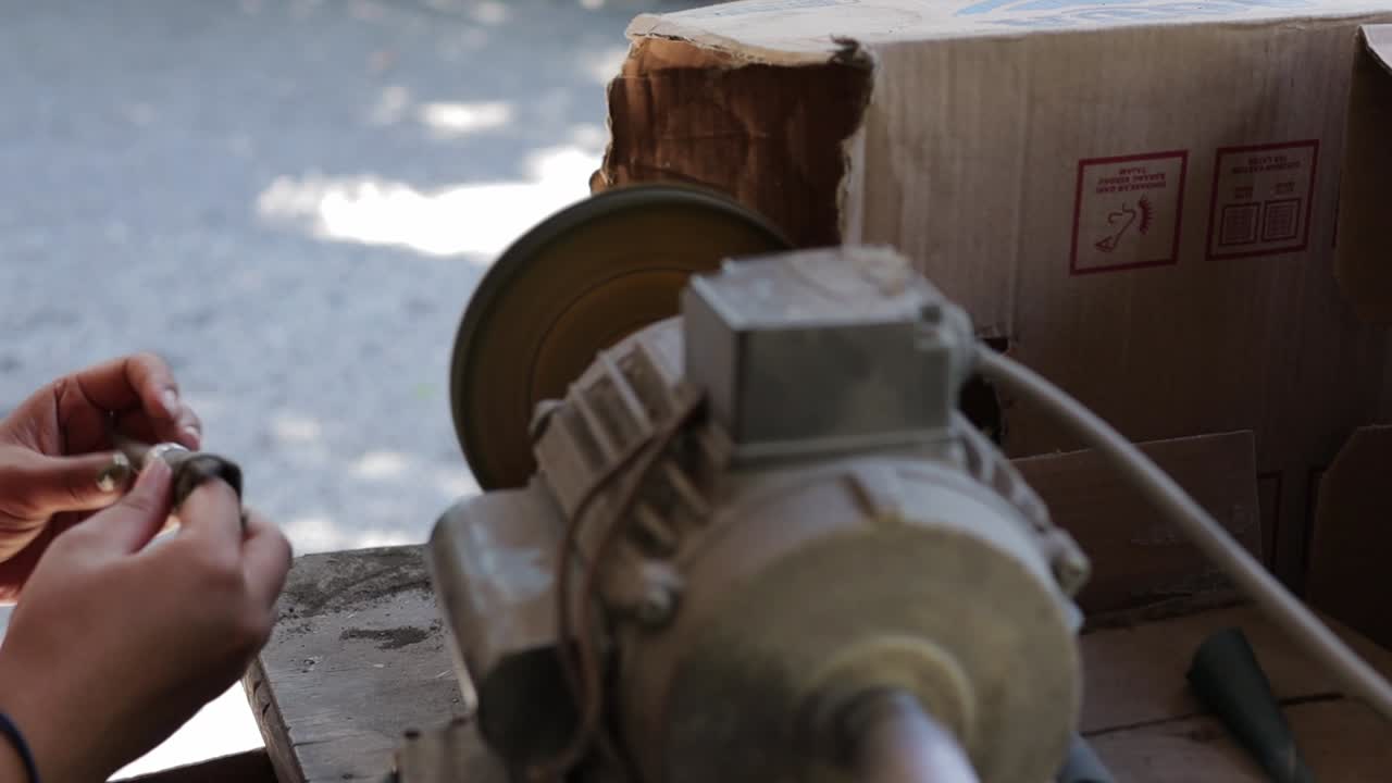 여자 보석가 손으로  ⁇ 는 은 반지, 잠금  ⁇