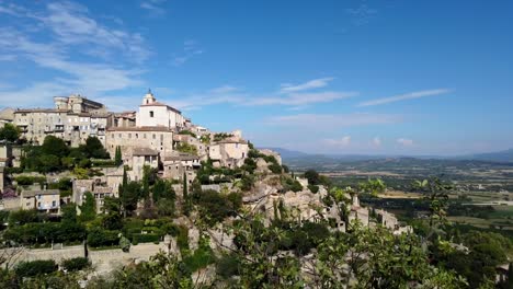 filmati di movimento laterale che mostrano il villaggio a più livelli di gordes sulla cima di una collina