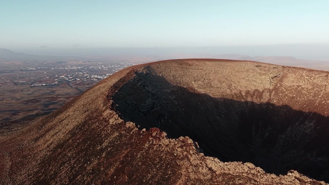 Vista aerea di un cratere vulcanico a Lanzarote