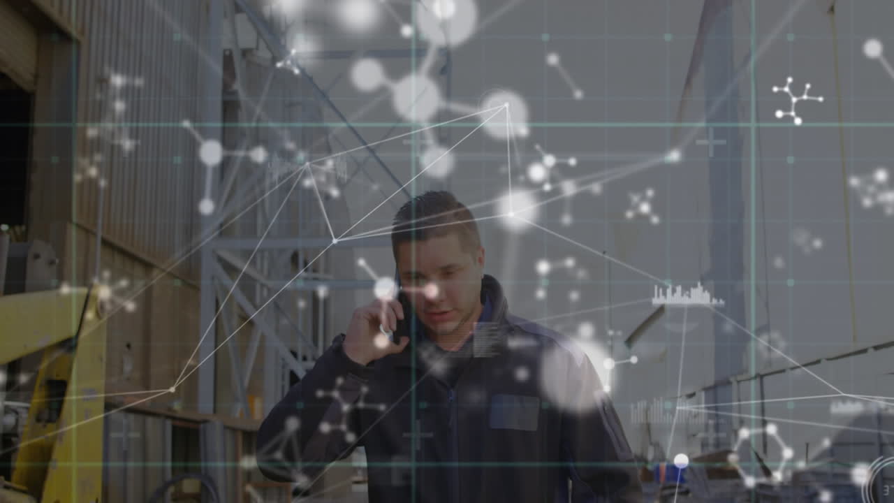 animación del procesamiento de datos sobre un trabajador masculino caucásico en un almacén