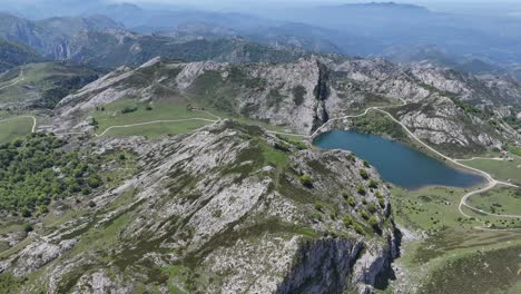 Covadonga-Seen-In-Picos-De-Europa,-Spanien,-Erhöhte-Ansicht