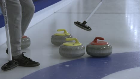 Ein-Curlingstein-Kollidiert-Mit-Anderen-Curlingsteinen
