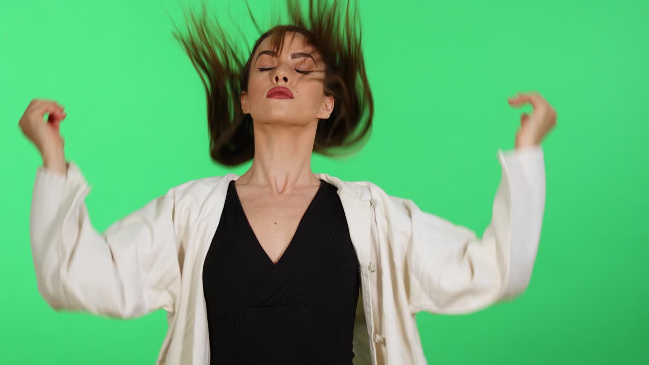 쿵푸 wushu 유니폼을 입고 아름 다운 갈색 머리 백인 여자