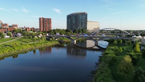 Aerial-flight-over-river-toward-Jazz-and-Ribs-festival-bridge---Columbus,-Ohio